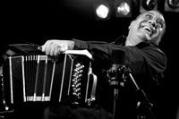 Dino Saluzzi y família. yH5BAEAAAAALAAAAAABAAEAAAIBRAA7 - Dino Saluzzi y família.