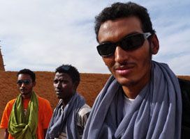 Omara Moctar “Bombino” yH5BAEAAAAALAAAAAABAAEAAAIBRAA7 - Omara Moctar “Bombino”