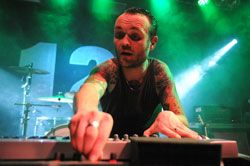La Phaze / Sala 12 y Medio yH5BAEAAAAALAAAAAABAAEAAAIBRAA7 - La Phaze / Sala 12 y Medio