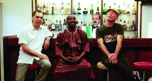 Arnaldo Antunes & Edgard Scandurra & Toumani Diabaté yH5BAEAAAAALAAAAAABAAEAAAIBRAA7 - Arnaldo Antunes & Edgard Scandurra & Toumani Diabaté