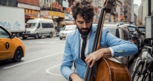 Petros Kamplanis, jazz con aroma helénico yH5BAEAAAAALAAAAAABAAEAAAIBRAA7 - Petros Kamplanis, jazz con aroma helénico