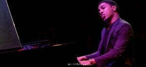 Christian Sands trío yH5BAEAAAAALAAAAAABAAEAAAIBRAA7 - Christian Sands trío